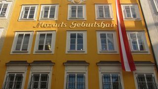 ゲトライデガッセにある黄色い建物。