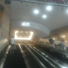 地上からは長いエスカレータでアクセス