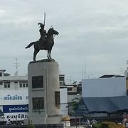 タイ鉄道のウォンウィエイヤイ駅の目印に