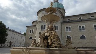 旧市街の中で目立つ建物。