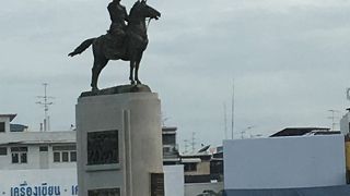タイ鉄道のウォンウィエイヤイ駅の目印に