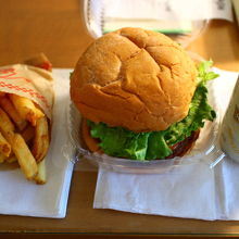 ホテルの部屋でビールとともにいただくがボリュームたっぷり