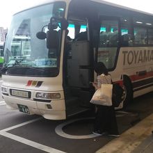 富山駅発の高速バスで。