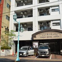 入り口と建物全体