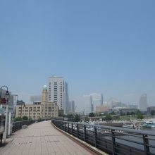 右側に海を見ながらみなとみらいに向かって歩いて行きます