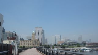 一段高いところから横浜港を見渡せる