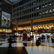 吹き抜けの巨大なコンコース