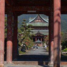 山門から本堂を望む