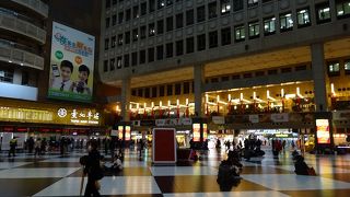 吹き抜けの巨大なコンコース