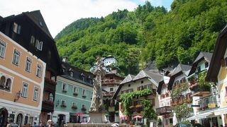 可愛らしい建物に囲まれた広場。