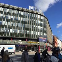 中央駅方面から。横断歩道渡って右へ行くとエントランスです。