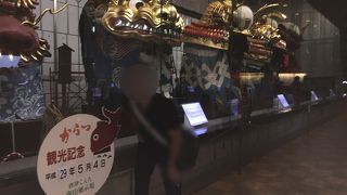 唐津くんちの曳山が多数あり