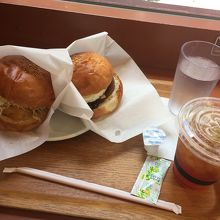 デミタマバーガーとフィッシュサンドにアイスティー