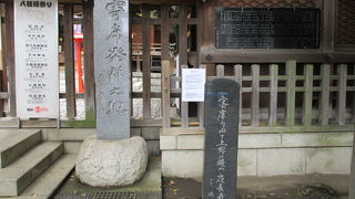 下谷神社の門前、ピカピカ光っていて目立ちます。