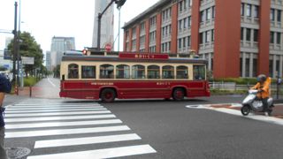 街の散策でも走っている赤いくつをよく見かけます