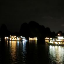 湾内に停泊している船です