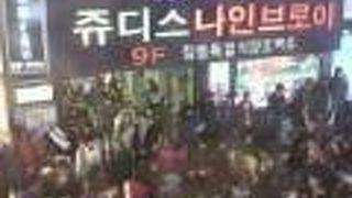 夜まで賑やかです