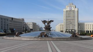 赤い教会の前の広場