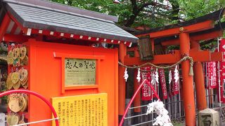 露天神社の赤い鳥居