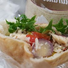 鶏と野菜たっぷりのピタサンドはとてもヘルシー