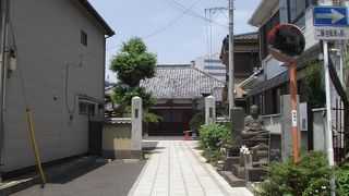 山門右手前に「大佛追善供養記念碑」や大仏などがある寺院です