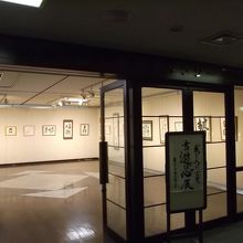 展示室出入口前