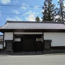 堂々とした立派な門です