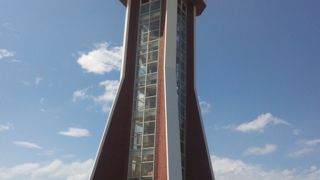 大きな塔が目印