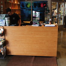 入口のカウンターで注文、支払い