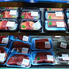 まぐろのかたまりも売っている