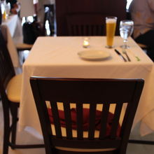 入り口付近のハッピーアワーのテーブル