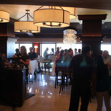 金曜日のハッピーアワーは混んでいた