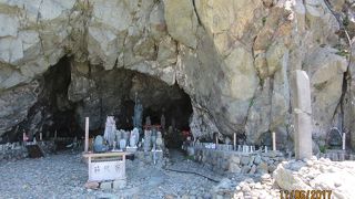 美しい海と奇岩の場所にありました。  