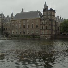 池に囲まれた雰囲気のあるたたずまい。