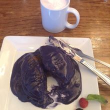 カットしたウベパンケーキとタロラテ