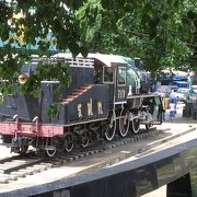 クウェ川鉄橋駅そばで列車からも見えます