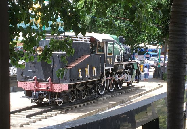 クウェ川鉄橋駅そばで列車からも見えます