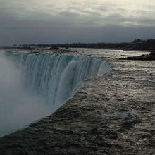 ナイアガラの滝（カナダ滝）の風景です。