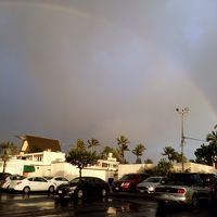 外観と駐車場、そして虹