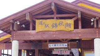 お昼時はにぎわう