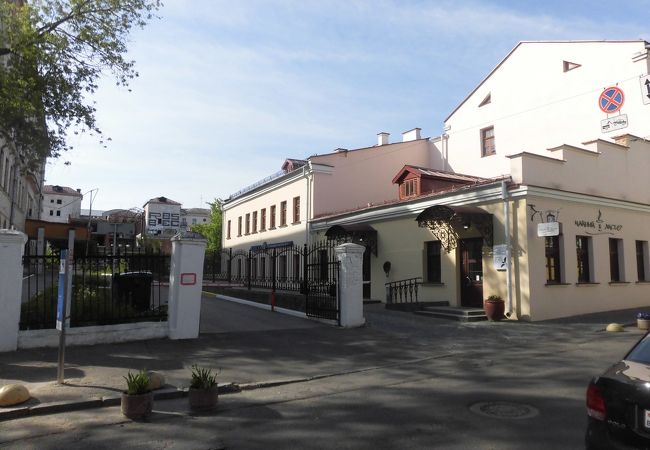 裏通りの建物の裏側にあります