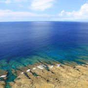 珊瑚礁の海を見下ろす展望台