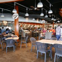 店内は広く外の席もあります