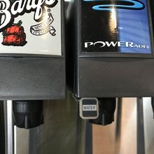 小さくwaterと書かれているレバーを押すとお水がでます