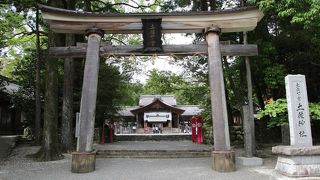 土佐の国一宮、隣接して四国霊場３０番札所善楽寺があります。