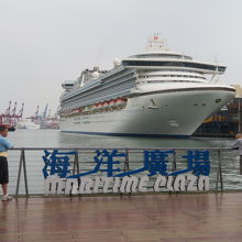 廣場から大型客船を見ています