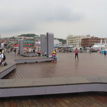 板張りの廣場です