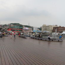 板張りの廣場です