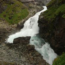 ショースの滝、5分程停車してくれます。