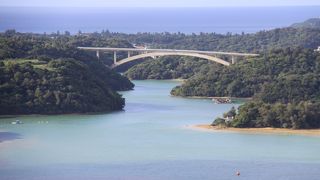 羽地内海の開口部に架かる橋